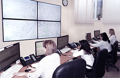 Пульт «ЦПО-Альфа» включает в себя 4 рабочих места оператора, большой ЖК монитор для наблюдения за движением 17 групп быстрого реагирования